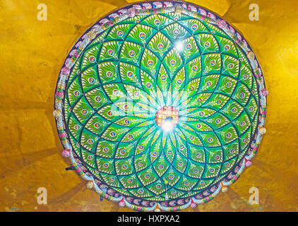 MATALE, SRI LANKA - le 27 novembre 2016 : Le plafond rosette, décorées de plumes du paon dans Muthumariamman Kovil - Tamil Temple Hindou, sur Banque D'Images