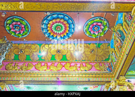 MATALE, SRI LANKA - le 27 novembre 2016 : Le plafond dans Muthumariamman Kovil - Tamil Temple Hindou décoré de rosettes de fleurs de lotus sculpté, peinture Banque D'Images