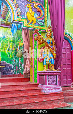 MATALE, SRI LANKA - le 27 novembre 2016 : La statue de Saraswati (déesse de la musique, des arts et de scince), tenant sa veena (instrument de musique) dans Muthumar Banque D'Images