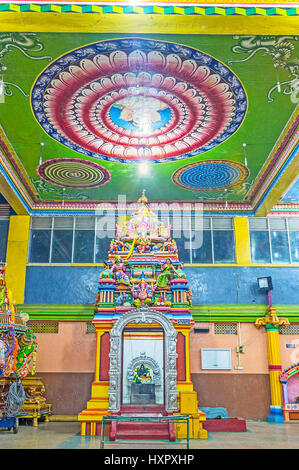 MATALE, SRI LANKA - le 27 novembre 2016 : Les plafonds dans Muthumariamman Kovil - Tamil Temple Hindou décoré de rosettes et des peintures colorées, sur Aucun Banque D'Images