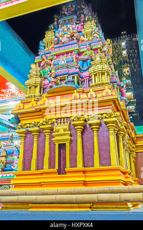 MATALE, SRI LANKA - le 27 novembre 2016 : Les tours d'Muthumariamman Kovil - Tamil Temple Hindou décoré de sculptures colorées et patron reliefed Banque D'Images