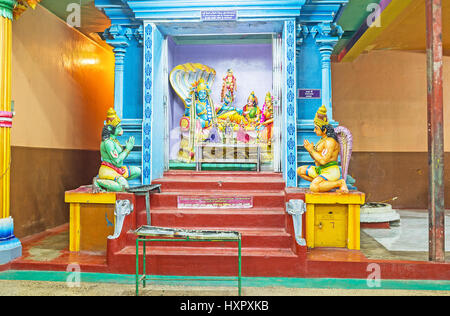 MATALE, SRI LANKA - le 27 novembre 2016 : l'autel de Ranganatha - forme de repos du Seigneur Vishnu dans Muthumariamman Kovil - Tamil Temple Hindou avec Hanuman Banque D'Images