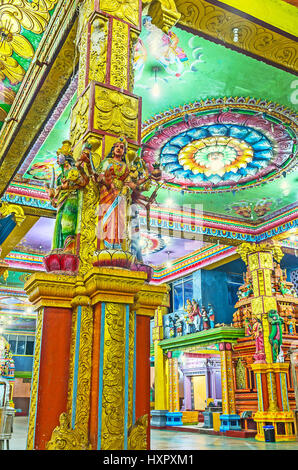 MATALE, SRI LANKA - le 27 novembre 2016 : le pilier dans Muthumariamman Kovil - Tamil Temple Hindou décoré de sculptures et de dorures, traceries sur Novemb Banque D'Images