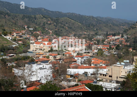 Kakopetria village dans les montagnes Troodos, à Chypre. Banque D'Images