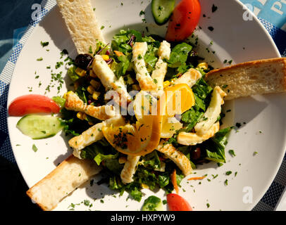 Salade Halloumi servi dans un restaurant, dans le salon turc de Nicosie, Chypre du Nord. Banque D'Images