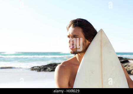 Côté Close up portrait of young surfer à la plage Banque D'Images