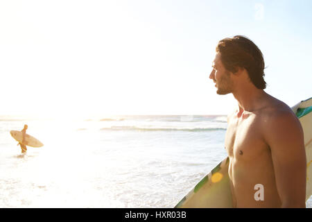 Portrait d'un surfeur à la recherche en mer Banque D'Images