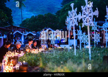 Les pèlerins catholiques romains prient au cimetière de la cathédrale de Larantuka pendant les célébrations de la semaine Sainte à Larantuka, Flores, Indonésie. Banque D'Images