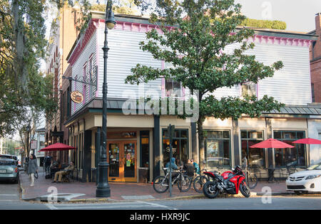 Café Espresso galerie à Savannah, Géorgie le Chippewa Square dans le quartier historique. Banque D'Images