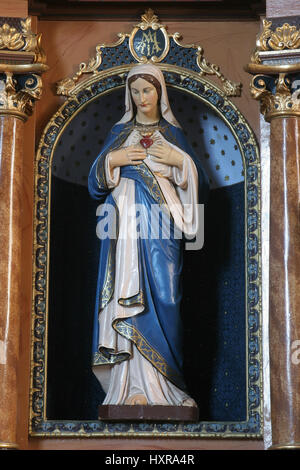 Coeur Immaculé de Marie statue sur l'autel dans l'église paroissiale de Saint Martin à Martinska Ves, Croatie Banque D'Images