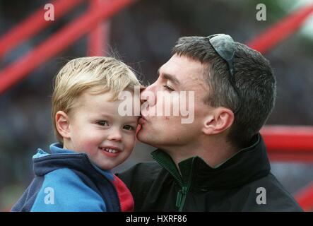 JONATHAN EDWARDS AVEC FILS SAM JEUX BUPA GATESHEAD. 02 Juillet 1996 Banque D'Images