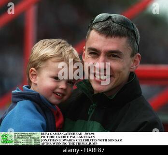 JONATHAN EDWARDS AVEC FILS SAM JEUX BUPA GATESHEAD. 02 Juillet 1996 Banque D'Images