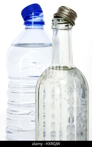 Bouteille d'eau en verre et PVC, Wasserflasche aus Glas und PVC Banque D'Images