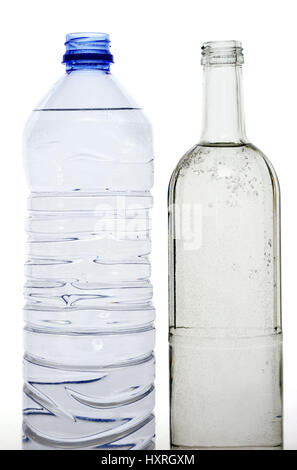 Bouteille d'eau en verre et PVC, Wasserflasche aus Glas und PVC Banque D'Images