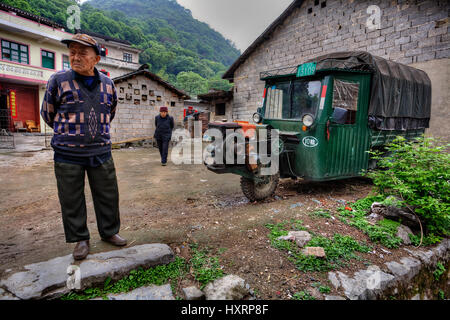 Fuli Village, Guangxi, Chine - 30 mars 2010 : des villageois en Chine, en campagne, rural les agriculteurs asiatiques, le vieil homme et la femme se tiennent près de stone loin Banque D'Images