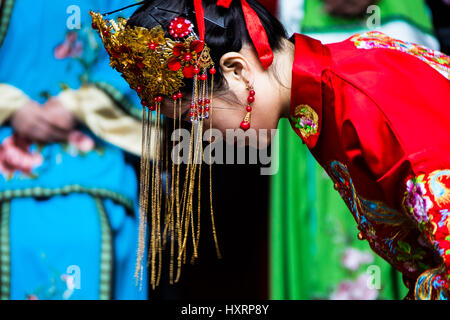 Reenactor portant des vêtements traditionnels, Xidi, chinois traditionnel village, Huizhou, Chine Banque D'Images