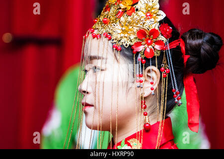 Reenactor portant des vêtements traditionnels, Xidi, chinois traditionnel village, Huizhou, Chine Banque D'Images