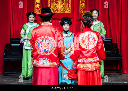 Reconstitution de mariage portant des vêtements traditionnels, Xidi, chinois traditionnel village, Huizhou, Chine Banque D'Images