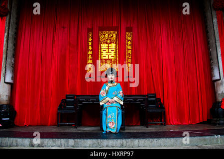 Reenactor portant des vêtements traditionnels, Xidi, chinois traditionnel village, Huizhou, Chine Banque D'Images