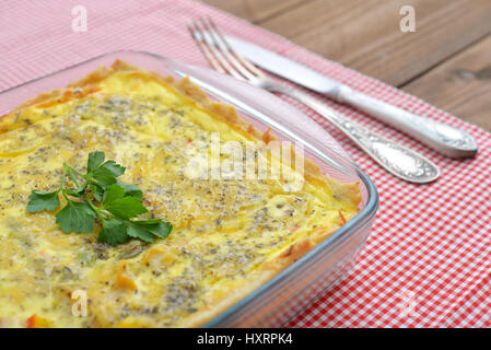 La quiche lorraine en forme de cuisson carré sur fond de bois Banque D'Images