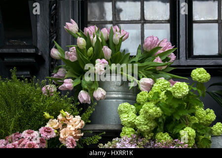 Les grands bouquets de tulipes, lilas et bourgeons lily en vente sur le marché Banque D'Images