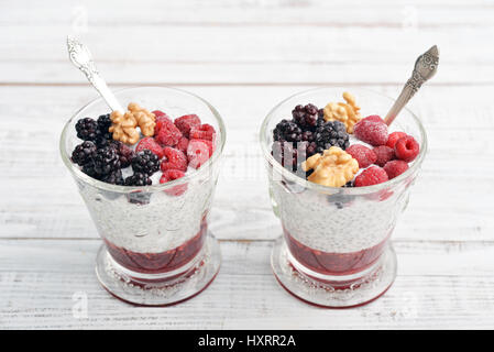 Au lait avec amandes et noix, yogourt et petits fruits surgelés dans du verre Banque D'Images