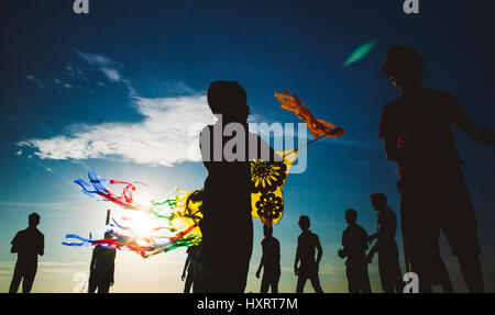 Le cerf-volant sur le Galle Face Green, Colombo, Sri Lanka. Un coucher du soleil tous les jours pour les familles de tradition voler des cerfs-volants au coucher du soleil sur le célèbre front de mer. Banque D'Images