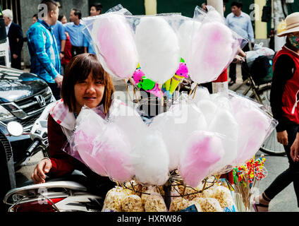 Jeunes vietnamiens street vendor vendre fairy floss pendant le Nouvel An lunaire Banque D'Images