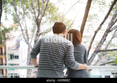 Couple dans l'amour véritable partage d'émotions et de bonheur, serrant sur le balcon Banque D'Images