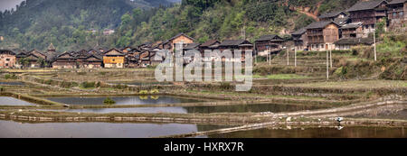 Zhaoxing Village Dong, province de Guizhou, Chine - 8 Avril 2010 : vue panoramique du village des minorités ethniques dans le sud-ouest de la Chine, cabanes de bois sur bac Banque D'Images