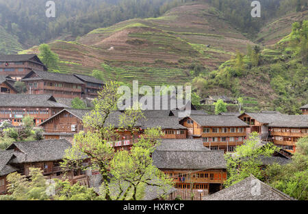 Village Pingan, Province du Guangxi, Chine - 5 Avril 2010 : l'Asie de l'Est, dans les paysages montagneux de la Chine, des maisons de paysans contre la toile de riz Banque D'Images