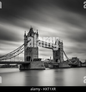 Tower Bridge Londres longue exposition noir et blanc récolte carrés Banque D'Images
