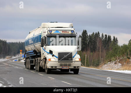 LOUKKU, FINLANDE - 5 novembre, 2016 : Volvo NH12 classique blanc camion-citerne semi de Kuljetus Perkola Oy sur la route en hiver. Banque D'Images