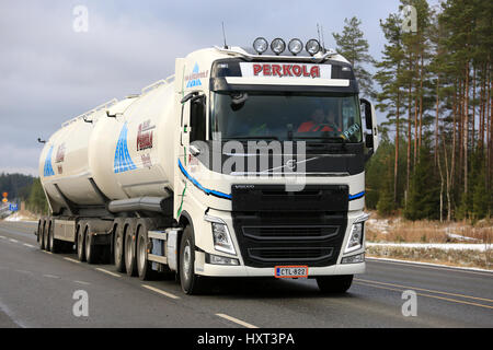 LOUKKU, FINLANDE - le 5 novembre 2016 : nouvelle Volvo FH blanc, de camions-citernes Kuljetus Perkola Oy sur la route en hiver. Banque D'Images