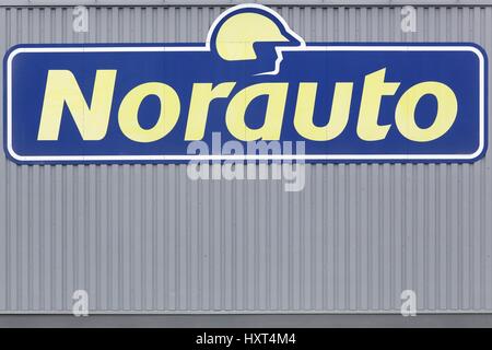 Orléans, France - 19 mars 2017 : logo Norauto sur un mur. Norauto est une entreprise française qui se concentre sur les réparations de voiture et d'accessoires de voiture Banque D'Images