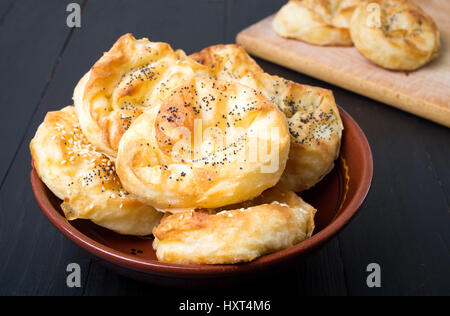 Tarte au fromage fait maison recouvert de rouleaux sur une plaque de sésame Banque D'Images