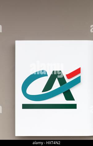 Orléans, France - 19 mars 2017 : Crédit Agricole logo sur un mur. Le Crédit Agricole est un réseau français de banques coopératives et mutualistes Banque D'Images