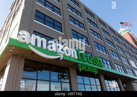 Seattle, Washington : AmazonFresh SoDo du ramasseur. Amazon.com a révélé deux emplacements de ramassage d'épicerie à Seattle's SoDo et Ballard les quartiers où les acheteurs peuvent recevoir leurs achats en ligne en aussi peu que quinze minutes après ils sont placés. Les clients ont également la possibilité de choisir un moment approprié pour l'enlèvement. AmazonFresh ramasseur est actuellement disponible pour les employés d'Amazon dans un programme de test bêta. Cet endroit est dans le centre de Starbucks Starbucks à côté de Siège Mondial. Banque D'Images