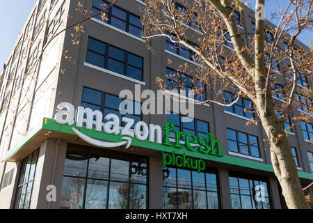 Seattle, Washington : AmazonFresh SoDo du ramasseur. Amazon.com a révélé deux emplacements de ramassage d'épicerie à Seattle's SoDo et Ballard les quartiers où les acheteurs peuvent recevoir leurs achats en ligne en aussi peu que quinze minutes après ils sont placés. Les clients ont également la possibilité de choisir un moment approprié pour l'enlèvement. AmazonFresh ramasseur est actuellement disponible pour les employés d'Amazon dans un programme de test bêta. Cet endroit est dans le centre de Starbucks Starbucks à côté de Siège Mondial. Banque D'Images