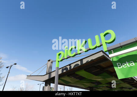 Seattle, Washington : AmazonFresh SoDo du ramasseur. Amazon.com a révélé deux emplacements de ramassage d'épicerie à Seattle's SoDo et Ballard les quartiers où les acheteurs peuvent recevoir leurs achats en ligne en aussi peu que quinze minutes après ils sont placés. Les clients ont également la possibilité de choisir un moment approprié pour l'enlèvement. AmazonFresh ramasseur est actuellement disponible pour les employés d'Amazon dans un programme de test bêta. Cet endroit est dans le centre de Starbucks Starbucks à côté de Siège Mondial. Banque D'Images