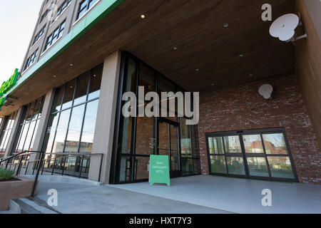 Seattle, Washington : AmazonFresh SoDo du ramasseur. Amazon.com a révélé deux emplacements de ramassage d'épicerie à Seattle's SoDo et Ballard les quartiers où les acheteurs peuvent recevoir leurs achats en ligne en aussi peu que quinze minutes après ils sont placés. Les clients ont également la possibilité de choisir un moment approprié pour l'enlèvement. AmazonFresh ramasseur est actuellement disponible pour les employés d'Amazon dans un programme de test bêta. Cet endroit est dans le centre de Starbucks Starbucks à côté de Siège Mondial. Banque D'Images