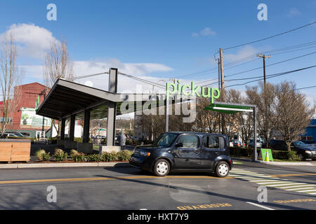 Seattle, Washington : AmazonFresh SoDo du ramasseur. Amazon.com a révélé deux emplacements de ramassage d'épicerie à Seattle's SoDo et Ballard les quartiers où les acheteurs peuvent recevoir leurs achats en ligne en aussi peu que quinze minutes après ils sont placés. Les clients ont également la possibilité de choisir un moment approprié pour l'enlèvement. AmazonFresh ramasseur est actuellement disponible pour les employés d'Amazon dans un programme de test bêta. Cet endroit est dans le centre de Starbucks Starbucks à côté de Siège Mondial. Banque D'Images