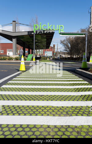 Seattle, Washington : AmazonFresh SoDo du ramasseur. Amazon.com a révélé deux emplacements de ramassage d'épicerie à Seattle's SoDo et Ballard les quartiers où les acheteurs peuvent recevoir leurs achats en ligne en aussi peu que quinze minutes après ils sont placés. Les clients ont également la possibilité de choisir un moment approprié pour l'enlèvement. AmazonFresh ramasseur est actuellement disponible pour les employés d'Amazon dans un programme de test bêta. Cet endroit est dans le centre de Starbucks Starbucks à côté de Siège Mondial. Banque D'Images