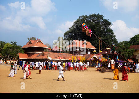 Chirayinkeesh, Thiruvananthapuram, Kerala, Inde. 30 mars, 2017. Sur le nom d'Meenabharani Garudan thookkam, festival passe à Sarkara Devi le matin, Chirayinkeesh, Thiruvananthapuram, Kerala Crédit : Vincy lopez/Alamy Live News Banque D'Images