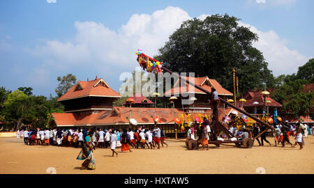 Chirayinkeesh, Thiruvananthapuram, Kerala, Inde. 30 mars, 2017. Festival de Meenabharani Garudan thookkam passe avec le matin à Sarkara Devi temple, Chirayinkeesh, Thiruvananthapuram, Kerala Crédit : Vincy lopez/Alamy Live News Banque D'Images