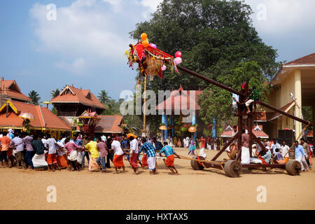 Chirayinkeesh, Thiruvananthapuram, Kerala, Inde. 30 mars, 2017. Festival de Meenabharani Garudan thookkam passe avec le matin à Sarkara Devi temple, Chirayinkeesh, Thiruvananthapuram, Kerala Crédit : Vincy lopez/Alamy Live News Banque D'Images