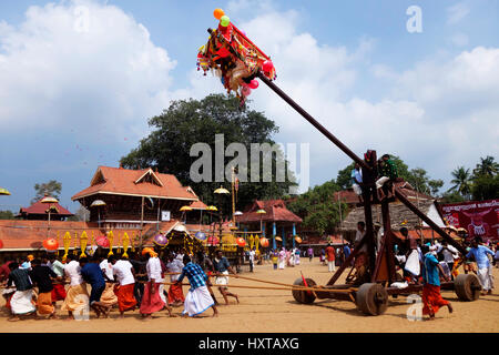 Chirayinkeesh, Thiruvananthapuram, Kerala, Inde. 30 mars, 2017. Festival de Meenabharani Garudan thookkam passe avec le matin à Sarkara Devi temple, Chirayinkeesh, Thiruvananthapuram, Kerala Crédit : Vincy lopez/Alamy Live News Banque D'Images