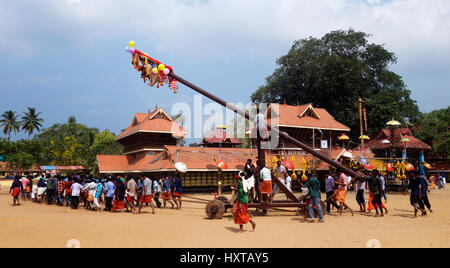 Chirayinkeesh, Thiruvananthapuram, Kerala, Inde. 30 mars, 2017. Festival de Meenabharani Garudan thookkam passe avec le matin à Sarkara Devi temple, Chirayinkeesh, Thiruvananthapuram, Kerala Crédit : Vincy lopez/Alamy Live News Banque D'Images