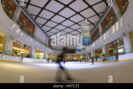 (170330) -- KUNMING, 30 mars 2017 (Xinhua) -- Kids skate dans le siècle Star Rink à Kunming, capitale du sud-ouest de la province chinoise du Yunnan, le 16 mars 2017. La promotion de 300 millions de personnes qui fréquentent les sports d'hiver est un grand pas de Chinese National Programme de remise en forme. Le sud-ouest de la province chinoise du Yunnan intègre les sports d'hiver, un programme de remise en forme et de l'écotourisme et encourage les entrepreneurs sociaux d'investir dans des patinoires et des stations de ski. À l'heure actuelle, le Yunnan a 3 patinoires et 3 autres sont en construction. Yunnan Qujing est la planification sur la construction d'un centre de formation de sports d'hiver. Certains ski resort Banque D'Images