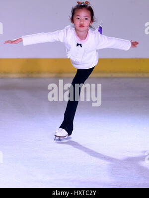 (170330) -- KUNMING, 30 mars 2017 (Xinhua) -- une jeune fille dans la pratiques Figure Skating Rink Star Siècle à Kunming, capitale du sud-ouest de la province chinoise du Yunnan, le 16 mars 2017. La promotion de 300 millions de personnes qui fréquentent les sports d'hiver est un grand pas de Chinese National Programme de remise en forme. Le sud-ouest de la province chinoise du Yunnan intègre les sports d'hiver, un programme de remise en forme et de l'écotourisme et encourage les entrepreneurs sociaux d'investir dans des patinoires et des stations de ski. À l'heure actuelle, le Yunnan a 3 patinoires et 3 autres sont en construction. Yunnan Qujing est la planification sur la construction d'un centre de formation d'hiver sp Banque D'Images